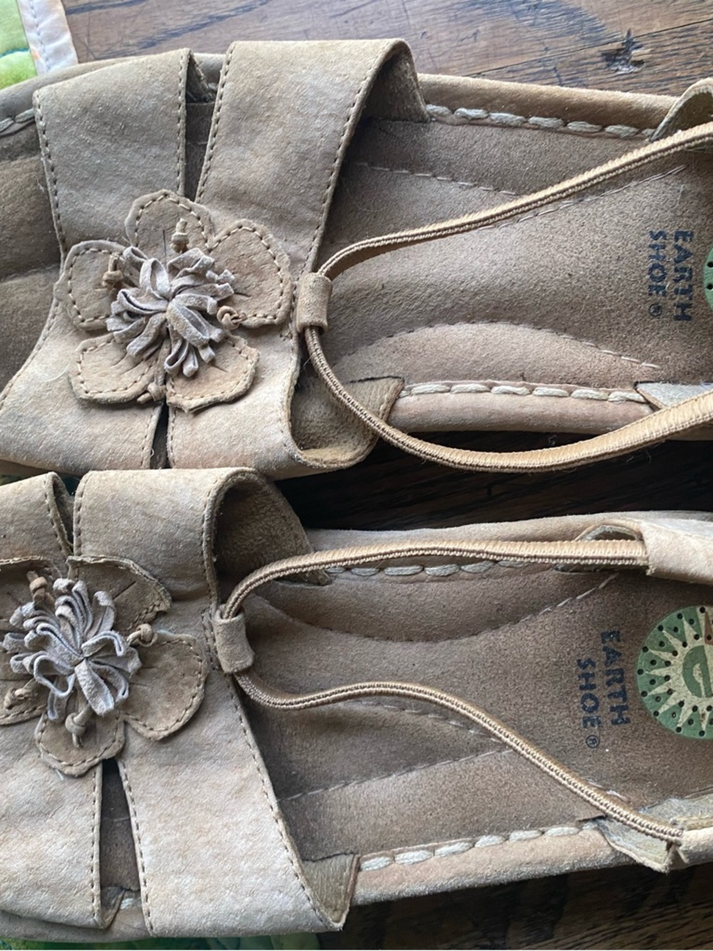 Earth Shoes Women's Tan Suede Floral Slingback Clogs
